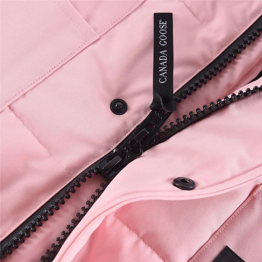 P320 Canada Goose Canada Goose #Freestyle Crew 4154M men's and women's vest down# ➖ Genuine synchronous anti-counterfeiting chip sensor! ➖ Imported Behringer embroidery machine to customize 10,000-needle embroidery logo! ➖ Imported 21-count polyester-cotton blended original fabric, using Feather-Light 10D waterproof coating fabric, made of 84.5% polyester fiber and 15.5% cotton, 100% the best feel in the entire network! ➖ The genuine official website uses the national standard 80 white duck down, and will never be misled by false claims such as 90 down or goose down! ➖ 100% nylon nylon lining with double double-layer sealing design to prevent velvet from running away. Top-grade polar fleece is used in the collar and pockets to keep warm and comfortable! ➖ Yoshida YKK provides original custom-made electroplated sliders. YKK two-way lockable zippers are tight and smooth and will not peel off paint! ➖ 3M composite original Velcro is durable, and all accessories and hardware are disassembled and customized!  SIZE: XS S M L XL XXL [Attached: Size chart]